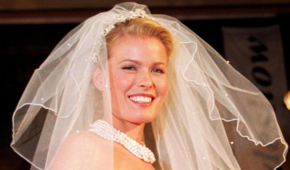 FORLOVET: Vendela Kirsebom har sagt ja til frieriet fra kj�resten Ewald Eilertsen. Her viser hun som modell brudemoter. Foto: Scanpix
