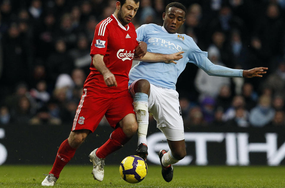 TEN�RINGSFUNN: Abdisalam Ibrahim (t.h.) fra Fjellhamar fikk sin Premier League-debut mot Liverpool og Javier Mascherano i februar. Foto: Scanpix