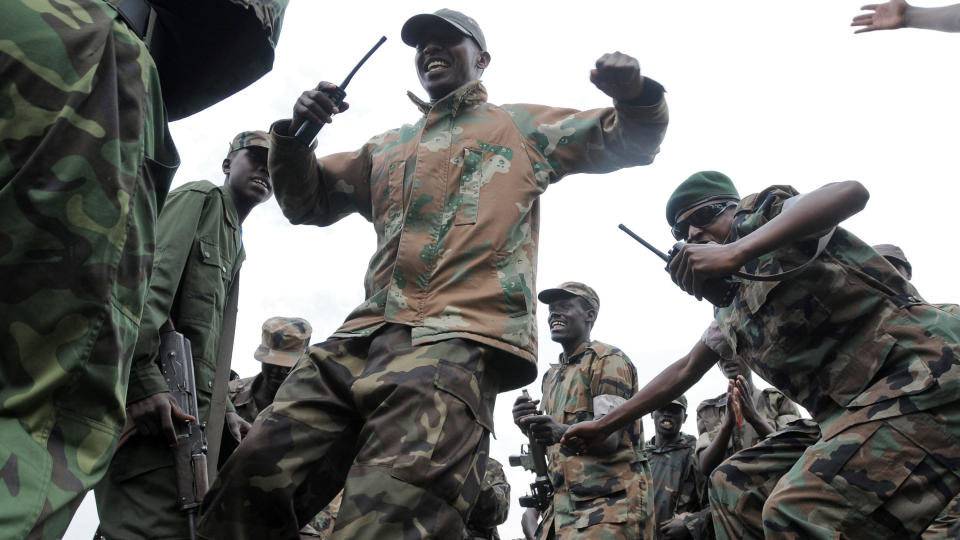 KAMPSANGER: Militssoldater fra CNDP gj�r seg klare til kamp i januar i fjor, etter at Laurent Nkunda ble arrestert og general Bosco Ntaganda overtok kommandoen. Gruppa er n� formelt integrert i den kongolesiske h�ren. Foto: AFP/LIONEL HEALING