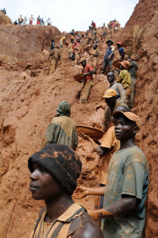 GRAVER GULL: Menneskerettighetsbruddene florerer i gruvene i �st-Kongo. Her graver en gruppe menn gull i Chudja, n�r Bunia. Foto: AFP/LIONEL HEALING