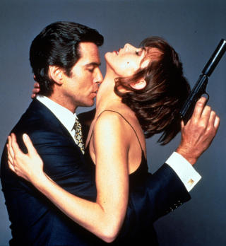 BOND: I 1995 spilte Scorupco mot Pierce Brosnan i �Goldeneye�. Foto: STELLA PICTURES