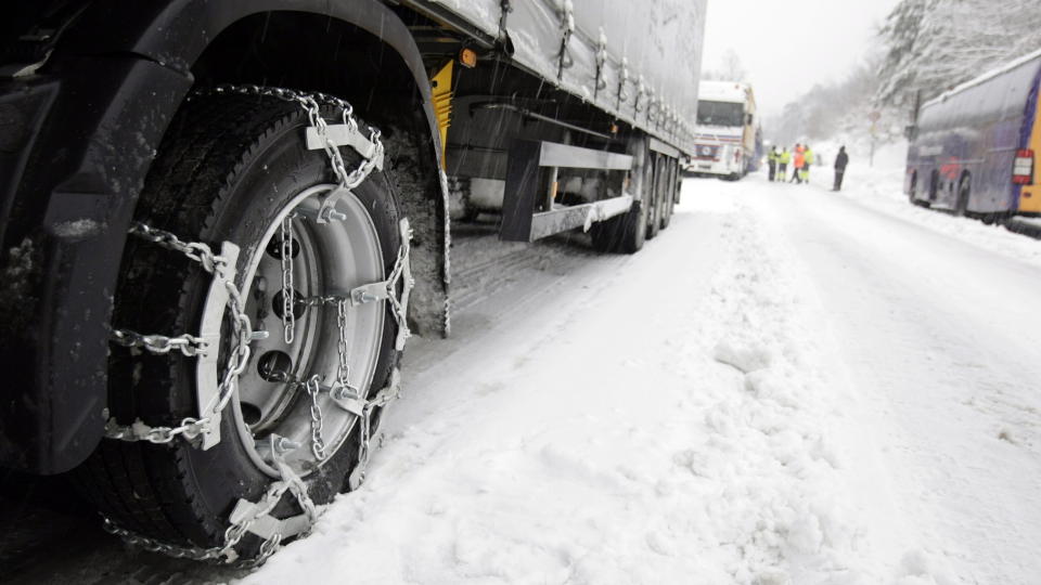 TR�BBEL: Vinterf�re skaper tr�bbel for mange utenlandske vogntog som mangler n�dvendig utstyr. 
Illustrasjonsfoto: SCANPIX