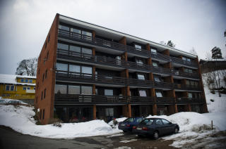 HER BOR HAN: I denne blokka i Asker bor Kim Andr� Haugerud sammen med 16 taranteller. Naboene visste ikke noe om dette f�r n�. FOTO: H�KON EIKESDAL