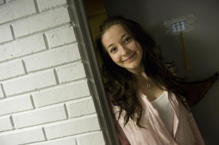 LITT SKEPTISK: Kristiane Moseng (16) bor i leiligheten over tarantellene. Hun vet godt hvem Kim Andr� er, men ante ikke at han hadde taranteller i leiligheten sin f�r Dagbladet fortalte det i g�r. - Han m� f� ha de hobbyene han vil. Det er greit for meg, men personlig synes jeg edderkopper er verre enn slanger, sier Moseng.