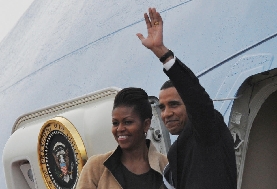 FARVEL: President Barack Obama og kona Michelle vinket farvel til Oslo og Norge 11. desember etter � ha mottatt Nobels fredspris. N� er han klar til � gi fredsprispengene til organisasjoner han mener fortjener st�tte.  Foto: AFP