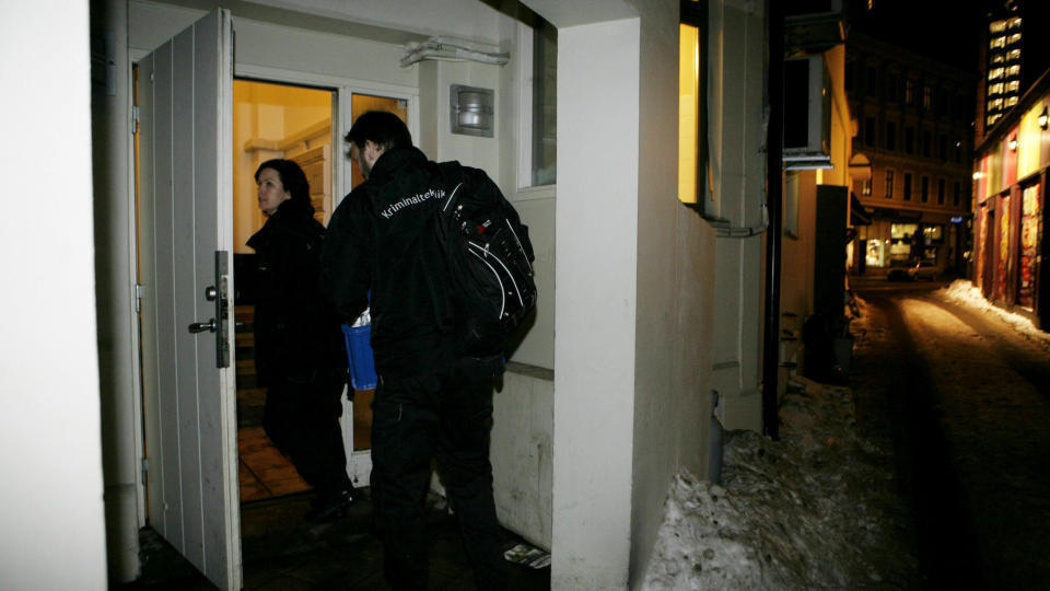  BRUTALT:  Politietterforskere p� vei inn i g�rden i Frognerveien i Oslo, der to prostituerte ble funnet kneblet ved 17-tiden mandag. FOTO: TORBJ�RN GR�NNING.