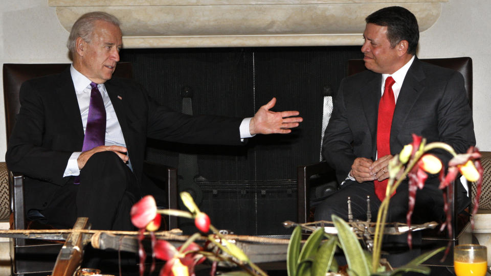 Jordans kong Abdullah mottar USAs visepresident Joe Biden i Amman og advarer ham om at Israels bygging i bosetningene truer fredsprosessen. Foto: SCANPIX / Ali Jarekji / REUTERS