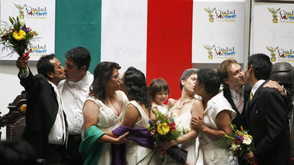 KLINTE TIL: Fem homofile par inngikk torsdag ekteskap i Mexico City. Foto: AP Photo/Eduardo Verdugo/Scanpix