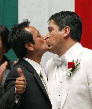 TOMMELEN OPP: - Dette er en historisk dag for Mexico City. Foto: AP Photo/Eduardo Verdugo/Scanpix