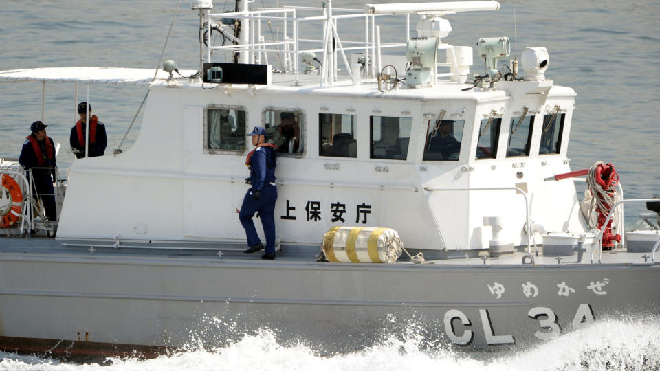 HVALTATT: Kystvaktskipet Yumekaza frakter den arresterte hvalfangstaktivisten. Foto: AFP/TOSHIFUMI KITAMURA/SCANPIX
