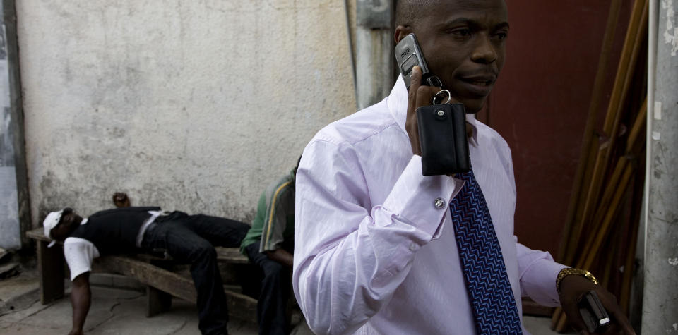 AKTIV: Tjostolv Molands advokat Andr� Kibambe jobber hardt for at klienten skal vinne ankesaken i h�yesterett.  Her fotografert utenfor sitt kontor i Kinshasa.
Foto: TORE BERGSAKER