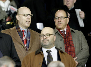 SATT RINGSIDE: Avram Glazer (til venstre) ble smuglet inn p� Old Trafford til kampen mot Milan, som United vant 4-0. Foto: AP Photo/Jon Super