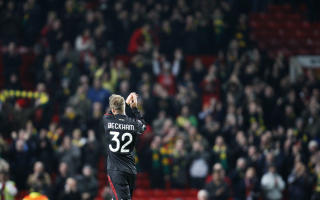 FANTASTISK GRATISREKLAME: David Beckham er kanskje klodens mest kjente ansikt - og enten han mente det eller ei ga han fansens protestaksjon fantastisk reklame da han fisket opp et skjerf fra bakken mens han applauderte Stretford End. Foto: AP Photo/Antonio Calanni
