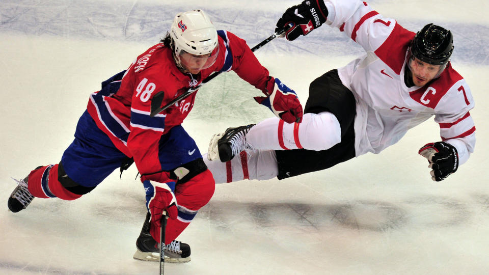 SVERIGES ST�RSTE POENGPLUKKER: Mats Zuccarello Aasen i kamp mot Sveits i Vancouver-OL. I dag vant den ettertraktede unggutten poengligaen i Sverige. Foto: AFP