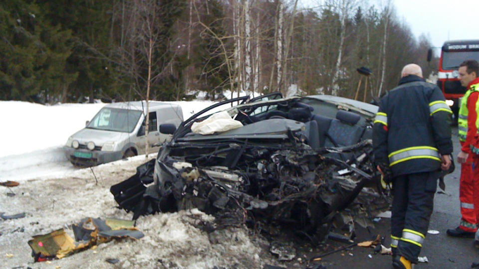 FRONTKOLLIDERTE: Den omkomne kvinnen var alene i bilen, opplyser politiet. Foto: MMS-tipser