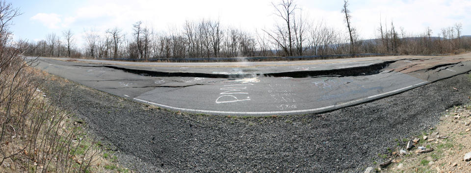 VEIEN FALT SAMMEN: Pennsylvania Route 61 som gikk utenfor byen er stengt og omdirigert etter at veibanen raste to meter ned. Dette bildet kan du se i stor st�rrelse hos WIKIMEDIA. Foto: Macaddct1984