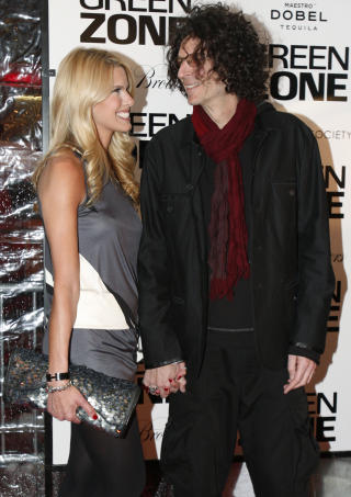OMSTRIDT: Radio- og tv-programleder Howard Stern er mest kjent for provoserende intervjuer og uvanlige konsepter. Her sammen med kona Beth Ostrosky. Foto: REUTERS/Jessica Rinaldi