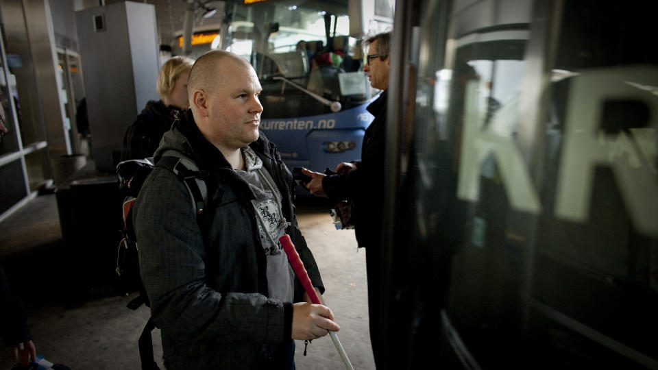AVSLAG: Bj�rn Roger Johansen er en av 30 blinde og svaksynte som har f�tt avslag p� st�tte til arbeidsreise. Her p� bussterminalen i Oslo for � ta bussen hjem til Arendal. Foto : Bj�rn Langsem