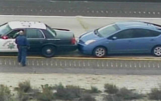 PRIUS: F�reren av denne Prius'en opplevde at gassen hang seg opp p� motorveien. En politipatrulje la seg foran den l�pske bilen for � bremse farta. Foto: Reuters