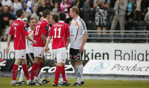 IKKE GLEMT: Det skal v�re un�dvendig � fortelle hvilken supporterklubb som har Peter Kovacs p� mislikt-toppen. 
Foto: Stian Lysberg Solum / SCANPIX