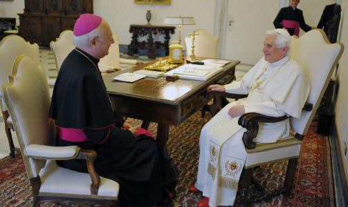 VISITT: Pave Benedict XVI i privat samtale med Robert Zollitsch. Foto: AFP