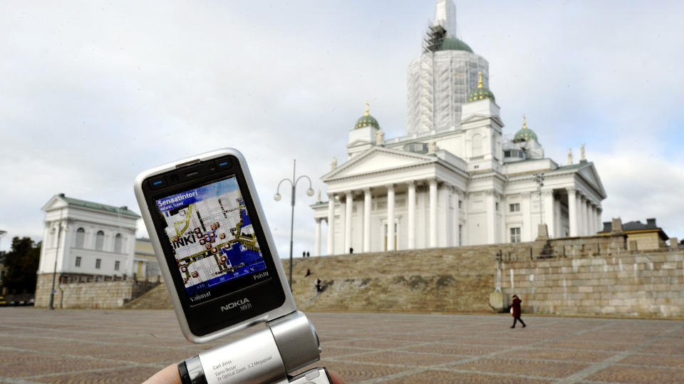 ALDRI MER TOMT BATTERI P� TUR: F�r Nokia det som de vil, kan mobiltelefoner og andre b�rbare innretninger i n�r framtid lades opp ved hjelp av brukernes bevegelser. Foto: AFP PHOTO/SCANPIX