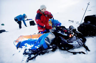 Trekke sjæl: Amundsen brukte 98 dager tur/retur polpunktet. Hundene tok mye av belastningen, og reduserte dermed energikravet til mennene som med høyere fart trengte færre dager i isødet. I dag er det forbudt med hunder på Sørpolen, og 2011-ekspedisjonen må dra maten og utstyret etter seg i pulk. Trekke sjæl: Amundsen brukte 98 dager tur/retur polpunktet. Hundene tok mye av belastningen, og reduserte dermed energikravet til mennene som med høyere fart trengte færre dager i isødet. I dag er det forbudt med hunder på Sørpolen, og 2011-ekspedisjonen må dra maten og utstyret etter seg i pulk.
