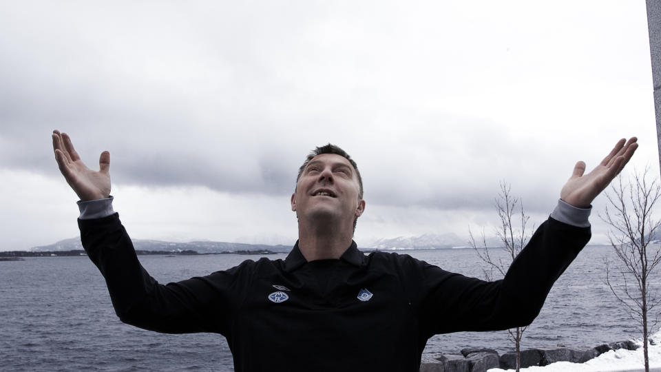 �n av Jonvrets b�nner: - Mer kynisme gutter!                                                                                                                            Foto: Erik Hattrem/Dagbladet