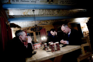 Løsning:Vegard Ulvang, Harald Dag jølle og Stein P. Aasheim sørger for at vekta øker noe, med gryterett og øl. Løsning:Vegard Ulvang, Harald Dag jølle og Stein P. Aasheim sørger for at vekta øker noe, med gryterett og øl.