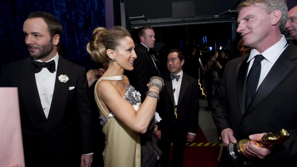 HAR FLYTTET GRENSER: Robert Stromberg, lengst til h�yre, tok en prat med Sarah Jessica Parker og Tom Ford (til venstre) backstage under �rets Oscar-utdeling. FOTO: SCANPIX/AP