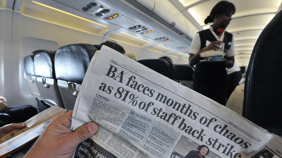 STREIK: Det g�r mot steik b�de f�r og etter p�ske om det ikke kabinforeningen Unite blir enige med ledelsen i British Airways. 81 prosent av de kabinansatte i British Airways  stemte for streik viser dette avisoppslaget.  Foto:Scanpix/AFP PHOTO/Carl de Souza