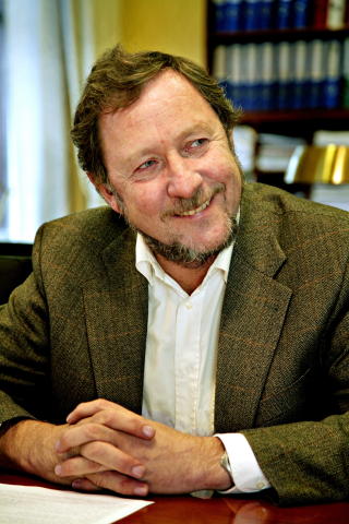 MENN ER TYNGST: Generelt er det mennene som styrer de �tyngste departementene�. Finansdepartementet, Olje og Energidepartementet og Utenriksdepartementet er alle totalt mannsdominert. Her ser man finansr�d Tore Eriksen. Foto: JACQUES HVISTENDAHL