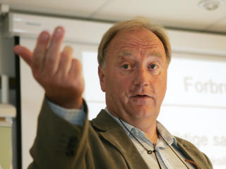 - IKKE BRA: - Dette er ikke bra. N�r topplederstillinger blir ledige hos oss m� vi ta dette p� alvor. Det er mitt ansvar, sier departementsr�d i Forsvarsdepartementet, Erik Lund-Isaksen. Foto: SCANPIX