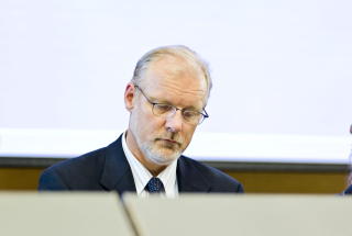 MENN P� TOPP: Det er ikke bare i topplederstillingene man ser kj�nnsubalansen. I N�rings- og handelsdepartementet er bare 11 av 31 lederstillinger besatt av kvinner. Her ser man departementsr�d Reier S�berg. Foto. H�KON EIKESDAL