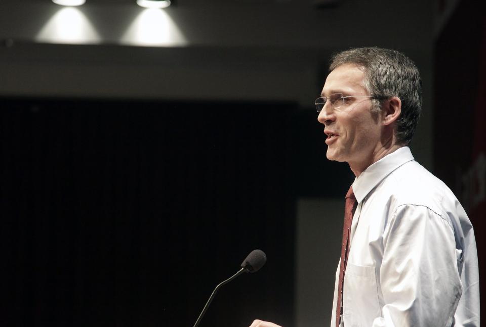 NY BIODIESEL-L�SNING?: Jens Stoltenberg talte kritikerne i eget parti og i SV og Sp midt i mot da han under Fagforbundets kongress gikk til angrep p� kritikerne av en veiavgift p� biodiesel. Men n� kan det ligge at veiavgiften beholdes, men reduseres. Samtidig som at CO2-avgiften for fossilt drivstoff �ker. Det kan l�se biodiesel-floka i regjeringen. Foto: Hans Arne Vedlog /Dagbladet.