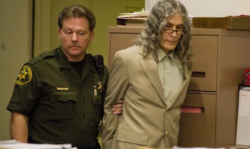 I RETTEN:  Seriedrapsmannen Rodney James Alcala (t.h) blir eskortert ut av rettsalen etter at juryen hadde gitt sin dom i Central Justice Center i Santa Ana, California, tirsdag denne uka. Juryen brukte bare en time p� � komme fram til at de anbefalte d�dsstraff etter den seks uker lange rettssaken. Foto: Ap/Scanpix