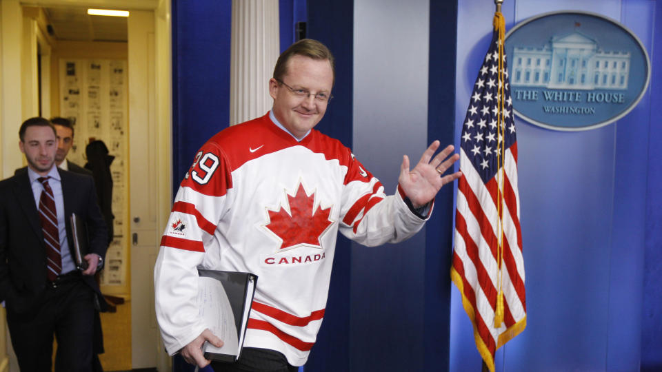 P� VEI INN: Robert Gibbs mente det var casual friday i dag. Foto: AP Photo/Alex Brandon/Scanpix