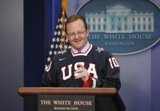 HADDE EN ANNEN DRAKT UNDER: Og under USA-drakta hadde Gibbs det mer formelle antrekket. Foto: AP Photo/Charles Dharapak/Scanpix