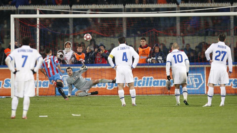 FREKK: Giuseppe Mascara gjorde sitt til at Catania tok en meget overraskende seier mot serieleder Inter med det frekkeste straffesparket fotball-Europa har sett denne sesongen.Foto: SCANPIX/AP Photo/Antonio Calanni