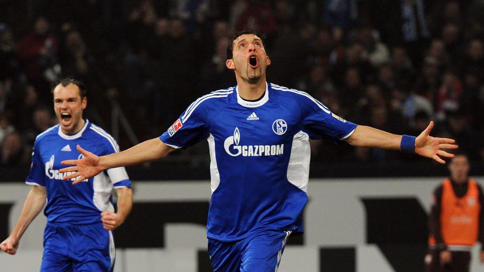 MATCHVINNER: Kevin Kuranyi sendte Schalke til tabelltopp da han ble matchvinner mot Stuttgart.Foto: SCANPIX/EPA/Achim Scheidemann