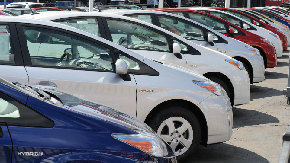  T�FFE TIDER FOR TOYOTA:  Nye Toyota Prius hybrid-modeller p� rekke og rad hos en bilforhandler i Hollywood, California. Bilkj�perne er avventende. FOTO: AFP/SCANPIX.