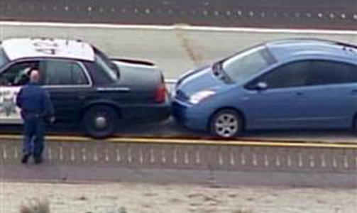  DRAMATIKK P� MOTORVEIEN:  Mandag ringte en Prius-sj�f�r politiets n�dnummer om at han hadde mistet fartskontrollen over bilen p� motorveien utenfor San Diego. Politiet fikk geleidet den vettskremte sj�f�ren og bilen inn mot autovernet. FOTO: NBC/REUTERS/SCANPIX.