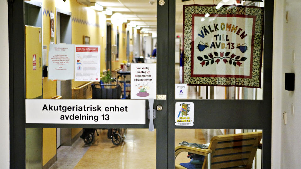 SUSPENDERT: Bak denne d�ra, p� akuttgeriatrisk avdeling ved V�xj� lasarett, jobbet den mistenkte norske legen (51) fram til han ble suspendert i november i fjor. N� sjekker svensk politi legen opp mot 79 d�dsfall ved avdelingen. Foto: Torbj�rn Gr�nning/Dagbladet