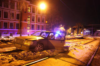 STO FAST: Her var det full stopp for f�reren av Mercedesen. Foto: Svein Gustav Wilhelmsen