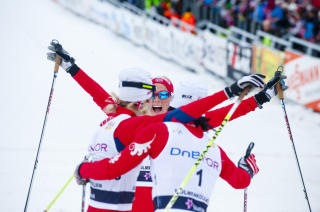 TRIPPELJUBEL: Kristin St�rmer Steira, Therese Johaug og Marit Bj�rgen jublet for tredobbelt norsk etter m�lgang.Foto: Thomas Rasmus Skaug / Dagbladet