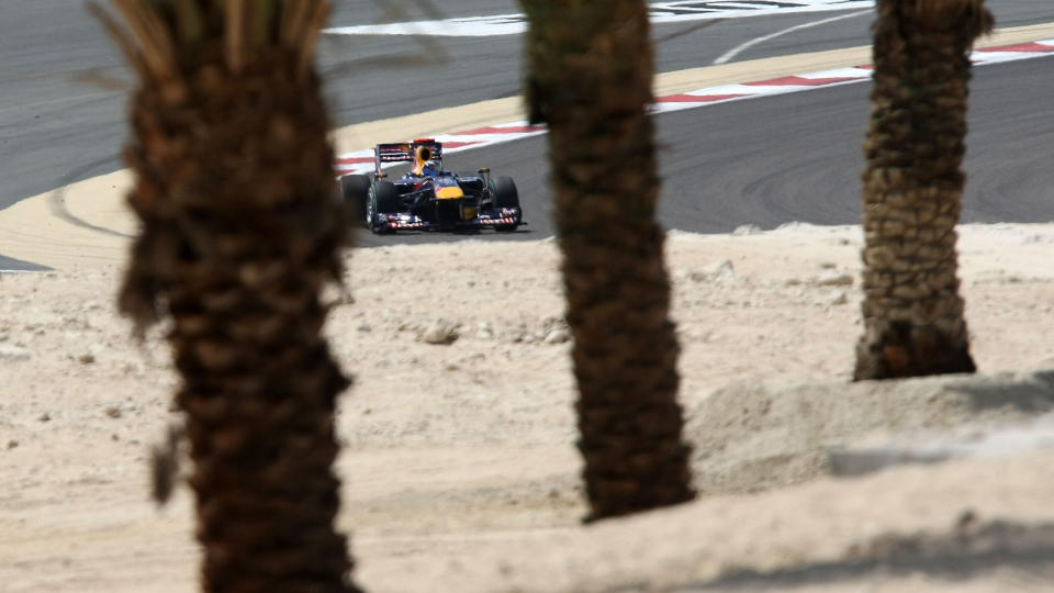 I POLE POSITION: Sebastian Vettel i Red Bull var raskest av samtlige under kvalifiseringen til Bahrains VM-runde.Foto: AFP PHOTO / KARIM SAHIB