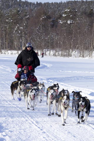 UT P� TUR: Kronprins Haakon var tilstede og �pnet Finnmarksl�pet, og den tilh�rende folkefesten, l�rdag. Han fikk pr�ve seg en runde med Lars Monsen som passasjer.
Foto: Jan Helmer Olsen / SCANPIX