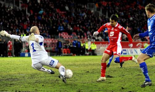 VEGGEN: Diego Guastavinos fors�k stopper nok en gang i Per Morten Kristiansen i FKH-m�let. Foto: Digitalsport