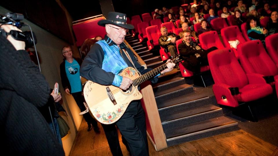 INN P� KINO: Sputnik sang �Lukk opp din hjerted�r� p� vei inn i Prinsen Kino i Trondheim, der han s� seg selv tolket av skuespilleren Bj�rn Sundquist i filmen �En helt vanlig dag p� jobben�. Foto: Ole Morten Melg�rd.