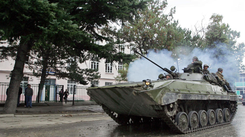 MELDTE OM RUSSISKE TANKS I HOVEDSTADEN: TV-nyhetene skapte panikk i Georgia. Her er en russisk tanks avbildet 30. september 2008 i landsbyen Karaleti, som ligger i den russisk-kontrollerte buffersonen bare fem kilometer fra Gori. ARKIVFOTO: AFP PHOTO / KAZBEK BASAYEV / SCANPIX